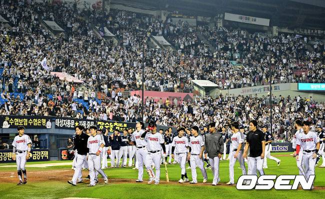 [OSEN=잠실, 지형준 기자] 프로야구 LG 트윈스가 매직넘버 '1'을&nbsp;지우지 못했다. 두산 베어스에 발목이 잡혔다.&nbsp;LG는&nbsp;30일 서울 잠실구장에서 열린 2025 KBO리그 두산과 경기에서 0-6으로 패배했다.&nbsp;LG는 2연패를 당하며 정규시즌 우승을 확정짓지 못했다. LG는 1일 NC와 시즌 최종전을 치른다. 이기면 자력 우승이다. 이날 한화가 롯데에 연장 10회 끝내기 승리를 거둬 타이브레이커 경우의 수가 남아있다.&nbsp;경기를 마치고 LG 선수들이 패배를 아쉬워하고 있다. 2025.09.30 /jpnews@osen.co.kr