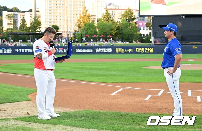 [OSEN=광주, 이대선 기자] 10일 오후 광주-기아 챔피언스필드에서 2025 신한 SOL Bank KBO리그 KIA 타이거즈와 삼성 라이온즈의 경기가 열렸다.KIA는 네일, 삼성은 가라비토를 선발 투수로 내세웠다.경기에 앞서 삼성 오승환의 은퇴투어 행사가 열렸다.KIA 최형우가 삼성 오승환에게 기념패를 전달하고 있다. 2025.09.10 /sunday@osen.co.kr