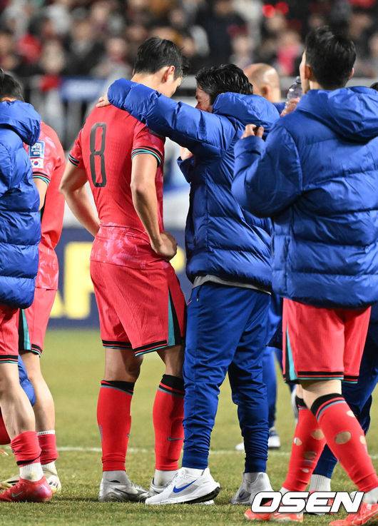 [OSEN=수원, 이대선 기자] 홍명보호가 이번에도 승리하지 못했다. 요르단과 아쉬운 무승부를 거두면서 3경기 연속 승점 1점을 추가하는 데&nbsp;만족해야 했다.홍명보 감독이&nbsp;이끄는 대한민국 축구대표팀은 25일 오후 8시 수원월드컵경기장에서 열린 2026 국제축구연맹(FIFA) 북중미 월드컵 아시아지역 3차 예선 B조 8차전에서 요르단과 1-1로 비겼다.경기 종료 후 한국 박용우가 코치와 이야기를 나누고 있다. 2025.03.25 /sunday@osen.co.kr