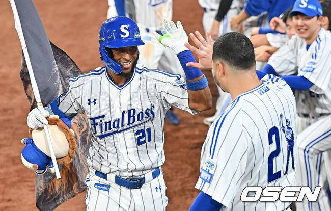 [OSEN=대구, 이석우 기자] 30일 대구삼성라이온즈파크에서 2025 신한 SOL 뱅크 KBO 리그 삼성 라이온즈와 KIA 타이거즈의 경기가 열렸다. 홈팀 삼성은 후라도가, 방문팀 KIA는 김태형이 선발 출전했다. 삼성 라이온즈 디아즈가 1회말 1사 1,3루 중월 3점 홈런을 치고 역대 최초 50홈런-150타점 기록을 완성하고 하이파이브를 하고 있다. 2025.09.30 / foto0307@osen.co.kr