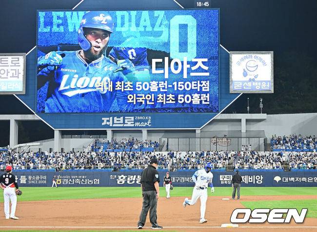 [OSEN=대구, 이석우 기자] 30일 대구삼성라이온즈파크에서 2025 신한 SOL 뱅크 KBO 리그 삼성 라이온즈와 KIA 타이거즈의 경기가 열렸다. 홈팀 삼성은 후라도가, 방문팀 KIA는 김태형이 선발 출전했다. 삼성 라이온즈 디아즈가 1회말 1사 1,3루 중월 3점 홈런을 치고 역대 최초 50홈런-150타점 기록을 완성하고 있다. 2025.09.30 / foto0307@osen.co.kr