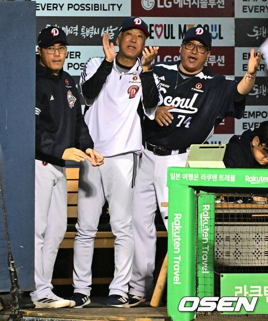 [OSEN=잠실, 지형준 기자] 30일 서울 잠실구장에서 ‘2025 신한 SOL Bank KBO리그’ LG 트윈스와 두산 베어스의 시즌 16차전이 열렸다.LG는 정규시즌 우승 매직넘버가 ‘1’이다. 승리를 한다면, 우승을 결정짓게 된다. 9위가 확정된 두산은 시즌 최종전이다.&nbsp;LG는 송승기, 두산은 콜어빈이 선발로 나섰다.9회초 1사 1,2루에서 두산 케이브가 2타점 적시 2루타를 날리자 조성환 감독대행, 고토 코치, 조인성 코치가 득점 주자를 바라보며 기뻐하고 있다. 2025.09.30 /jpnews@osen.co.kr