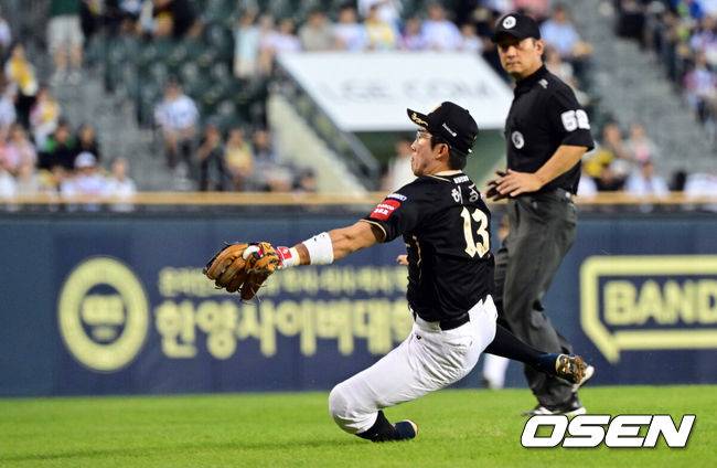 [OSEN=잠실, 조은정 기자]11일 오후 서울 잠실구장에서 ‘2025 신한 SOL Bank KBO리그’ LG 트윈스와 KT 위즈의 경기가 열렸다.홈팀 LG는 치리노스, 방문팀 KT는 헤이수스를 선발로 내세웠다.1회말 1사에서 KT 3루수 허경민이 LG 문성주의 파울플라이를 포구하고 있다. 2025.09.11 /cej@osen.co.kr