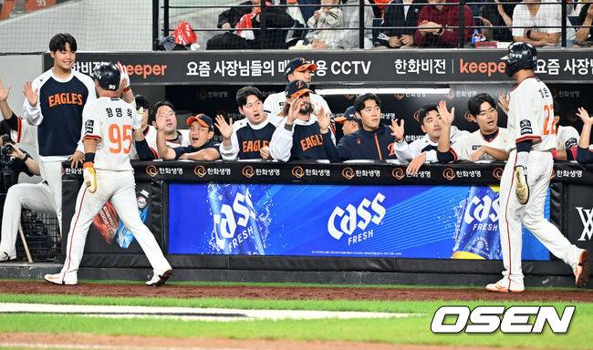 [OSEN=대전, 민경훈 기자] 29일 오후 대전 한화생명볼파크에서 2025 신한 SOL Bank KBO리그&nbsp;한화 이글스와&nbsp;LG 트윈스의 경기가 열렸다.한화는&nbsp;정우주, LG는&nbsp;임찬규를 선발 투수로 내세웠다.6회말 2사 주자 만루 한화 손아섭의 중견수 앞 2타점 적시타때 홈을 밟은 황영묵과 채은성이 덕아웃에서 하이파이브를 하고 있다.  2025.09.29 /rumi@osen.co.kr