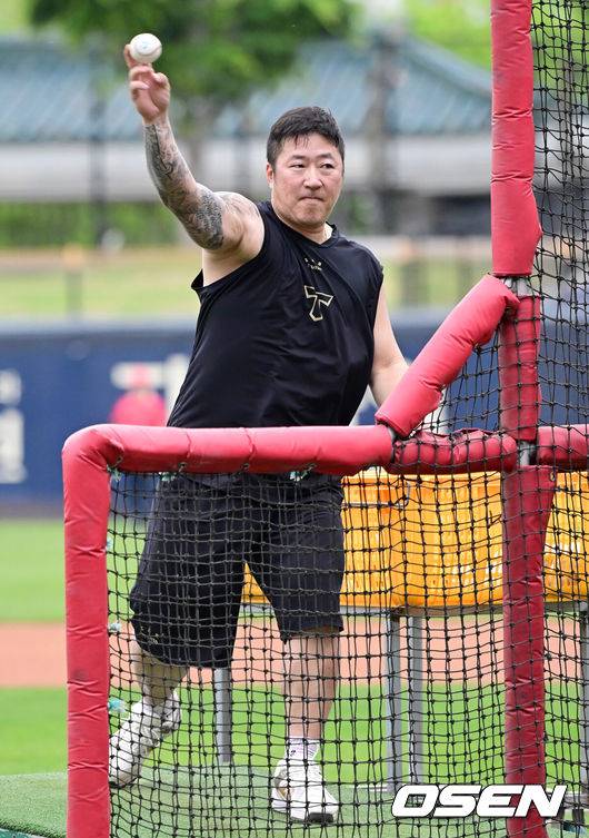 [OSEN=광주, 김성락 기자] 15일 오후 광주 북구 기아챔피언스필드에서 ‘2025 신한 SOL Bank KBO리그’ KIA 타이거즈와 롯데 자이언츠의 경기가 열렸다.KIA는 선발투수로 올러, 롯데는 나균안을 내세웠다.경기에 앞서 KIA 최형우가 배팅볼을 던져주고 있다. 2025.05.15 / ksl0919@osen.co.kr