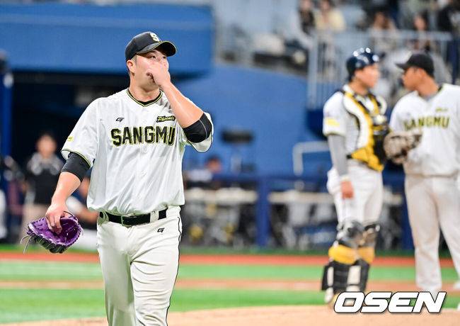 [OSEN=고척, 박준형 기자]  1일 오후 서울 고척 스카이돔에서 제1회 2025 KBO 퓨처스리그 챔피언결정전 KT 위즈와 상무의 경기가 진행됐다. 지난달 29일 열린 2025 퓨처스리그 챔피언 결정전 준결승전에서 남부리그 2위 KT는 북부리그 1위 한화 이글스에 10-6 역전승을 거뒀다. 남부리그 1위 상무는 북부리그 2위 LG 트윈스를 5-2로 꺾고 각각 결승 진출에 성공했다.2회초 상무 선발투수 진승현이 강판되고 있다. 2025.10.01 / soul1014@osen.co.kr
