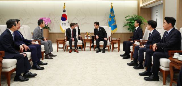 ▲이재명 대통령이 1일 용산 대통령실에서 오픈AI 샘 올트먼 대표, 이재용 삼성전자 회장, 최태원 SK그룹 회장 등과 AI 협력 확대 방안에 관해 이야기를 나누고 있다. ⓒ연합뉴스