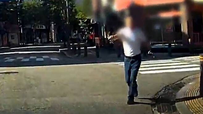 도움 요청하는 피해자 (사진=경기남부경찰청 제공, 연합뉴스)