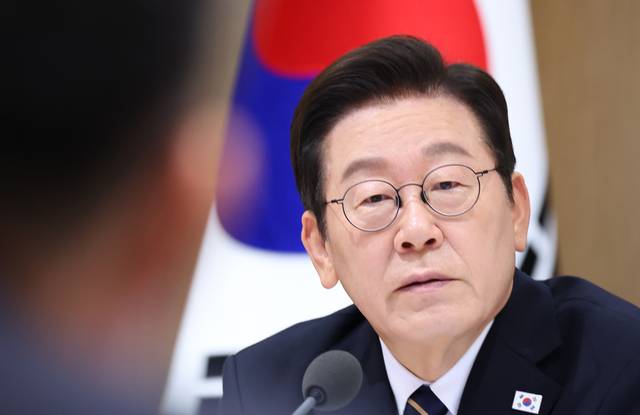 이재명 대통령이 30일 용산 대통령실에서 열린 제44회 국무회의에서 참석자 발언을 듣고 있다. 연합뉴스