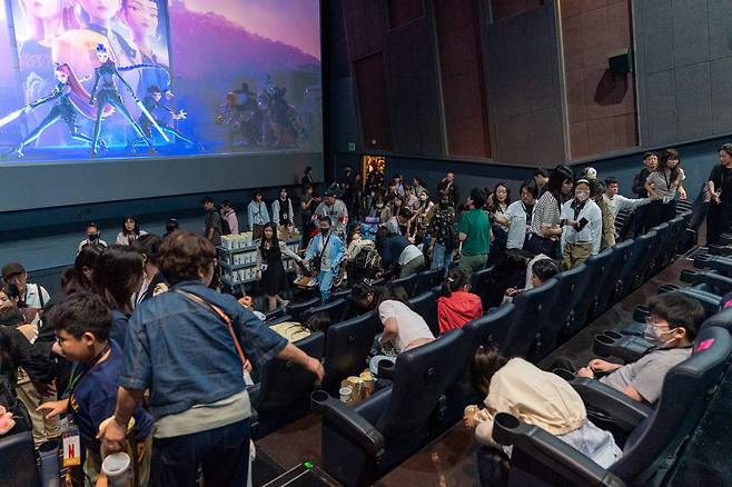 1일 서울 광진구 롯데시네마 건대입구점에서 배리어프리 상영회에 착석 중인 서울맹학교와 서울애화학교 학생들의 모습. 넷플릭스 제공