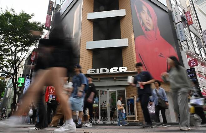 중국인 단체 관광객이 무비자 입국 허용 다음 날인 30일 서울 중구 명동 거리에서 관광객들이 오가고 있다. 지난 29일부터 내년 6월 30일까지 국내·외 전담여행사가 모객한 3인 이상 중국인 단체관광객은 비자 없이 15일간 국내 관광을 할 수 있다. 2025.9.30 홍윤기 기자