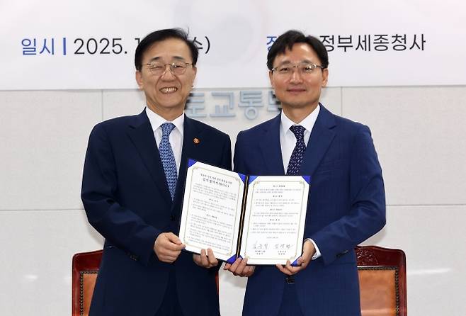 부동산 시장 거래질서 확립 위해 손 맞잡은 국토부-국세청 - 김윤덕(왼쪽) 국토교통부 장관과 임광현 국세청장이 1일 정부세종청사 국토교통부 국제회의실에서 ‘부동산 시장 거래질서 확립을 위한 국토부-국세청 간 업무협약 체결식’에서 기념 촬영을 하고 있다. 2025. 10. 1. 세종 연합뉴스