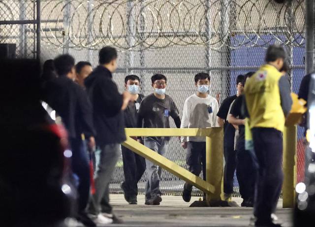 이민단속으로 체포됐던 현대차-LG엔솔 배터리공장 건설 현장 직원들이 애틀랜타 공항으로 향하기 위해 9월 11일(현지시간) 미국 조지아주 포크스턴의 이민세관단속국(ICE) 구금시설을 나서고 있다. 연합뉴스