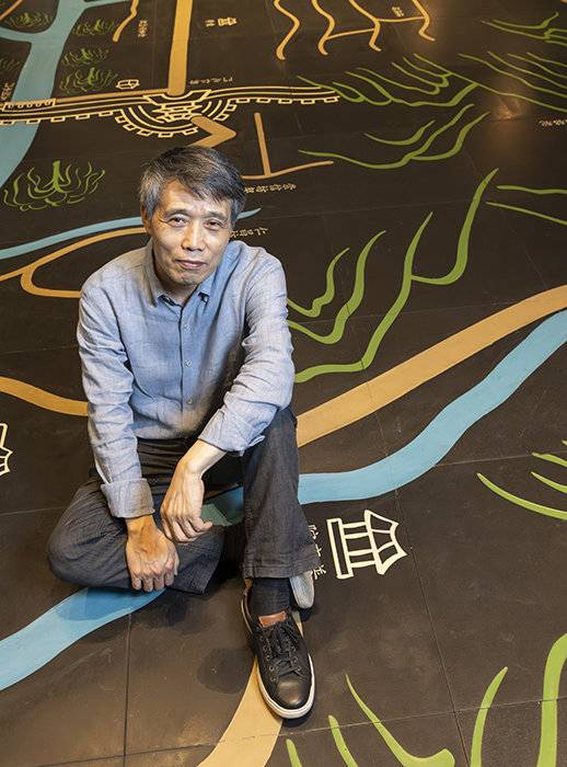 박현욱 초대 청계천문화관장. 청계천박물관 한양의 옛 물길 지도 위에서 포즈를 취했다. 조영철 기자