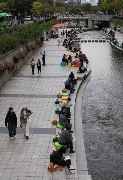 2003년 청계천(청계광장~모전교~광통교 구간) 야외도서관에서 가을을 즐기는 시민들. 사진 동아일보