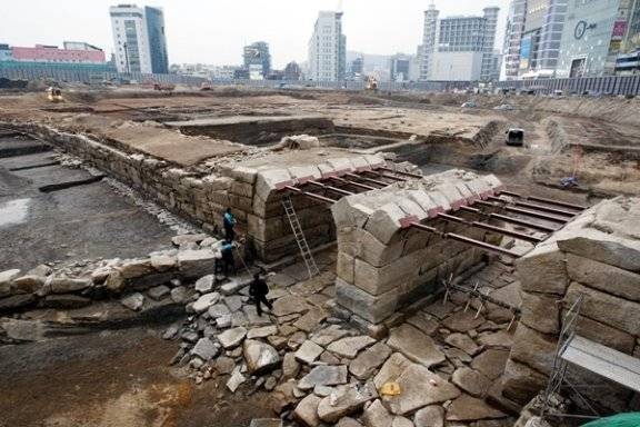 남산에서 흘러내린 물이 도성 밖으로 빠져나가는 수문이었던 이간수문과 성곽 일부. 2008년 동대문운동장 철거 과정에서 발견돼 현재 동대문역사문화공원 안에 있다. 사진 동아일보