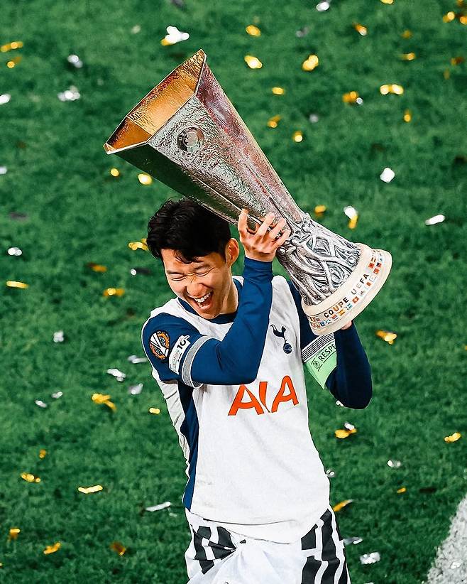 토트넘 손흥민은 주장으로 지난 시즌 UEFA 유로파리그 트로피를 들어올린 뒤 10년 동행을 마쳤다. 이후 LAFC로 향한 손흥민은 MLS에서 ‘행복축구’를 만끽하고 있다. 사진출처｜토트넘 홋스퍼 페이스북