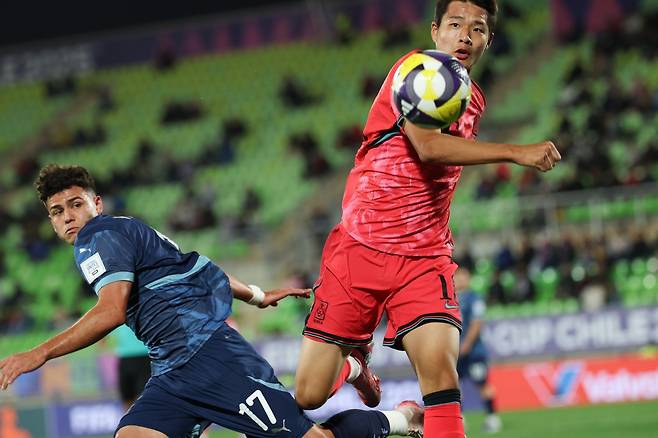 U-20 대표팀 공격수 김현오(오른쪽)가 1일(한국시간) 칠레 발파라이소 에스타디오 엘리아스 피게로아 브란데르에서 열린 파라과이와 월드컵 조별리그 B조 2차전 도중 상대 수비수와 경합하고 있다. 사진제공｜대한축구협회
