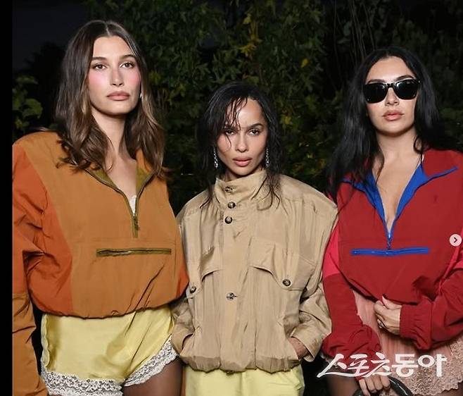 글로벌 패션매거진 엘르UK의 SNS에 올라간 사진에는 로제가 빠지고 헤일리 비버, 조이 크라비츠, 찰리 XCX만 올라와있다.