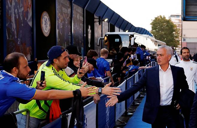 팬들과 하이파이브하는 조제 모리뉴 벤피카 감독.     런던 | 로이터연합뉴스