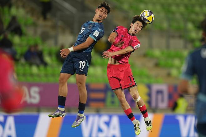 한국 정마호가 1일 U-20 월드컵 파라과이전에서 헤더를 하고 있다. AP연합뉴스
