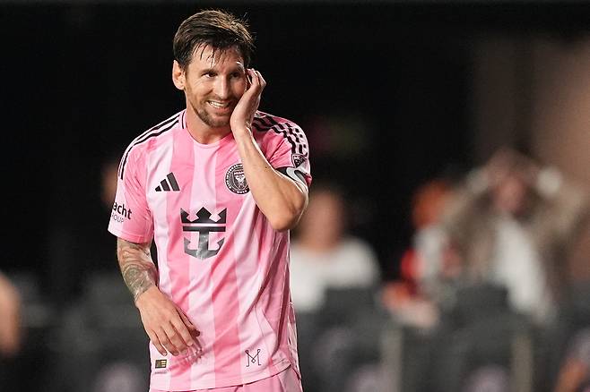 인터 마이애미 리오넬 메시가 1일 MLS 시카고 파이어전에서 득점 기회를 놓친 뒤 아쉬워하고 있다. AP연합뉴스
