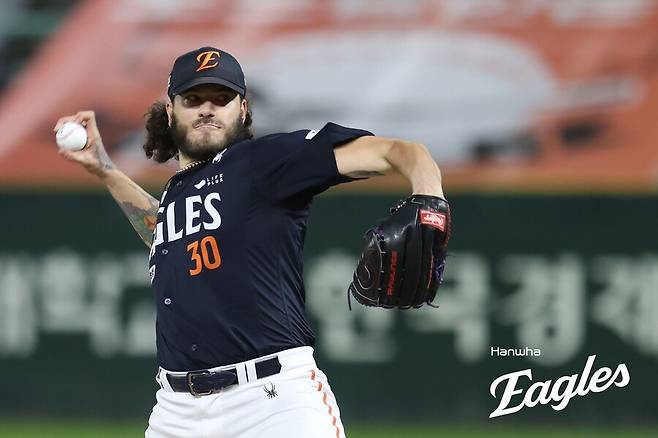 ▲ 10탈삼진을 기록하며 투수 4관왕을 확정했으나 팀 패배로 웃지 못한 코디 폰세 ⓒ한화이글스