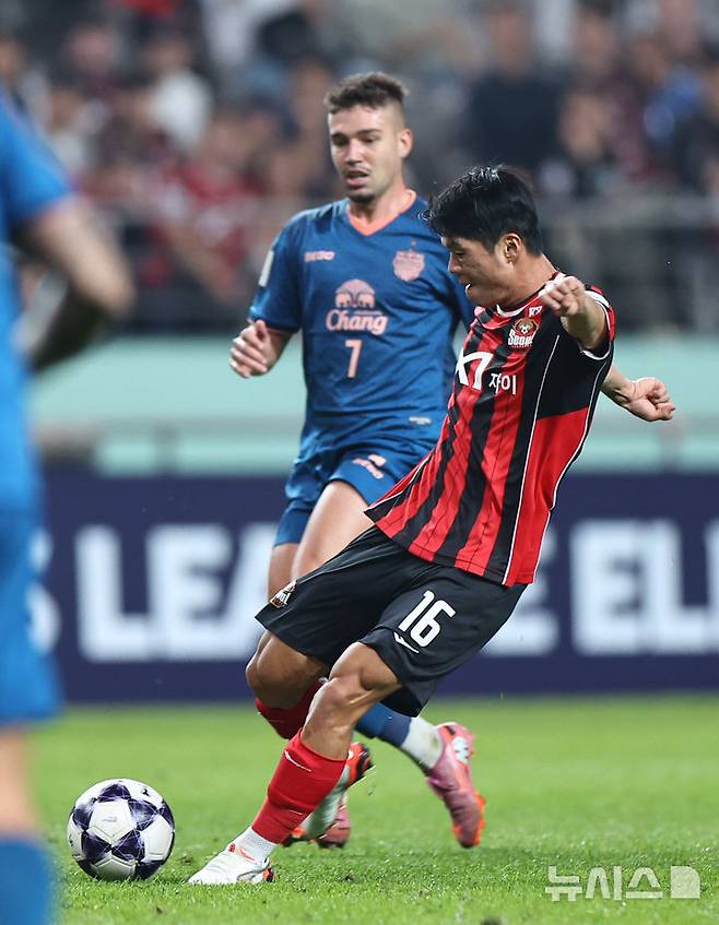 킥을 시도하는 최준의 모습. /사진=뉴시스