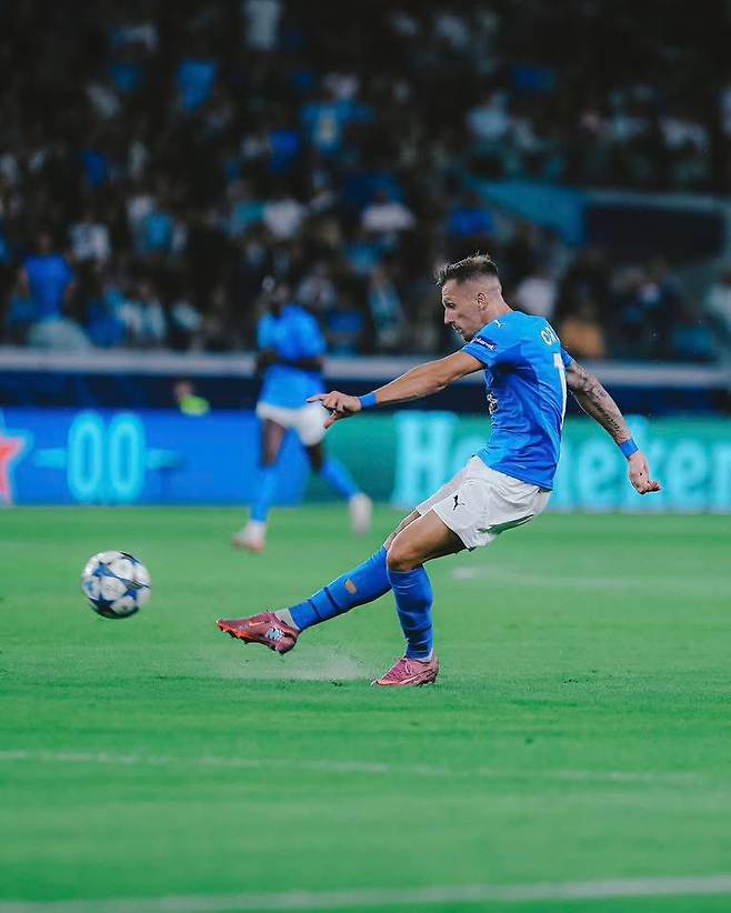 K리그 출신 미슬라프 오르시치가 1일 오전 4시(한국시간) 키프로스 리마솔의 알파메가 스타디움에서 열린 2025~2026 유럽축구연맹(UEFA) 챔피언스리그(UCL) 리그 페이즈 2차전 홈경기 바이에른 뮌헨전에서 중거리 슈팅으로 만회골을 터뜨리는 순간. /사진=파포스FC SNS 캡처