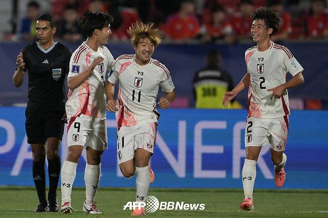 일본 20세 이하(U-20) 축구대표팀 선수들이 1일(한국시간) 개최국 칠레전 득점 이후 기뻐하고 있다. /AFPBBNews=뉴스1