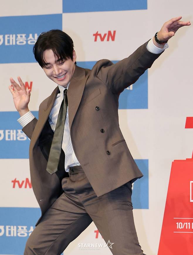 배우 이준호가 1일 오후 서울 구로구 더 링크 트리뷰트 포트폴리오 호텔에서 진행된  tvN 드라마 '태풍상사' 제작발표회에 참석해 포즈를 취하고 있다.  1997년 IMF. 직원도, 돈도, 팔 것도 없는 무역회사의 사장이 되어버린 초보 상사맨 ‘강태풍’의 고군분투 성장기 '태풍상사'는 오는 11일 첫 방송된다. /2025.10.01 /사진=이동훈 photoguy@