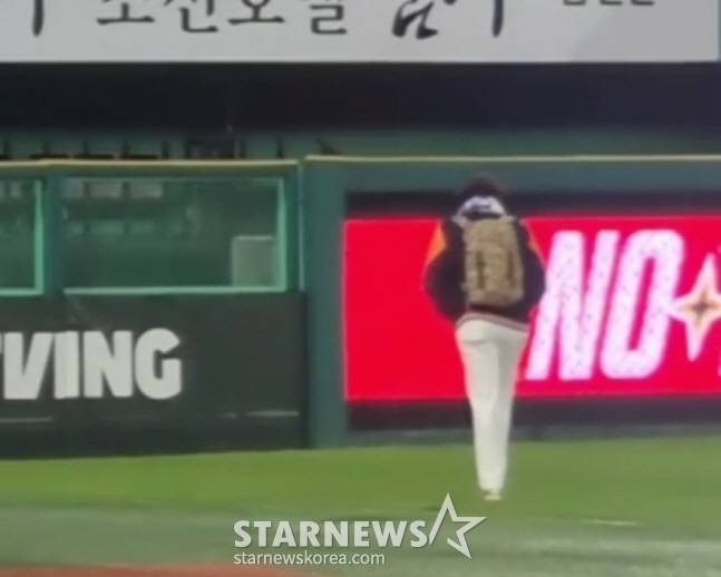 한화 폰세가 1일 경기가 비로 인해 지연된 경기가 개시될 조짐을 보이자 몸을 풀기 위해 불펜으로 이동하고 있다. /사진=강영조 선임기자