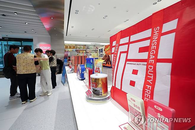 '무비자 특수' 중국인 관광객 겨냥하는 유통가 중국 단체관광객 무비자 입국 정책에 따라 주요 유통 매장들이 관광객 수요에 맞춘 행사 및 제품들을 준비하는 가운데 9월 30일 서울 중구 신세계면세점 명동점에 '복(福)' 글자가 새겨진 친환경 가방 '포춘백'이 진열되어 있다.[연합뉴스 자료사진]