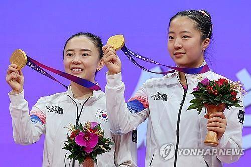2022 항저우 아시안게임 여자복식 금메달을 합작한 신유빈(오른쪽)과 전지희 [연합뉴스 자료 사진]