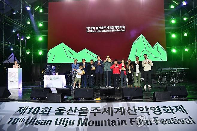 울산울주세계산악영화제 시상식 (울산=연합뉴스) 장영은 기자 = 30일 울산 울주군 영남알프스 복합웰컴센터에서 열린 국내 유일 국제산악영화제인 제10회 울산울주세계산악영화제 폐막식에서 국제경쟁 시상식이 진행되고 있다. 2025.9.30 young@yna.co.kr