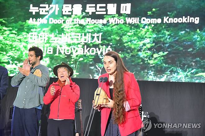 울산울주세계산악영화제 작품상 (울산=연합뉴스) 장영은 기자=  26∼30일 울산 울주군에서 열린 국내 유일 국제산악영화제인 제10회 울산울주세계산악영화제의 국제경쟁 부문 작품상에는 고독과 유대가 공존하는, 인간의 보편적 경험에 대한 이야기를 담은 마야 노바코비치 감독의 '누군가 문을 두드릴 때'가 선정됐다. 30일 시상식에서 감독이 인사말을 하고 있다.
2025.9.30 young@yna.co.kr