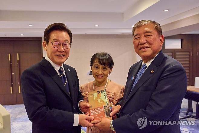 이재명 대통령의 일본어판 저서와 함께 기념 촬영하는 한일 정상 (서울=연합뉴스) 이재명 대통령과 이시바 시게루 일본 총리 부부가 30일 부산 해운대구 웨스틴조선에서 이 대통령의 일본어판 저서를 들고 함께 포즈를 취하고 있다. 2025.9.30 [대통령실 제공. 재판매 및 DB 금지] photo@yna.co.kr