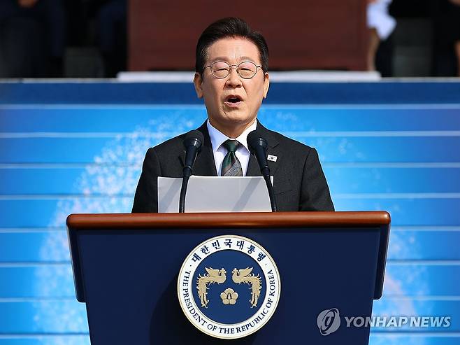 이재명 대통령, 건군 77주년 국군의 날 기념사 (계룡=연합뉴스) 김도훈 기자 = 이재명 대통령이 1일 충남 계룡대 대연병장에서 열린 건군 77주년 국군의 날 행사에서 기념사를 하고 있다. 2025.10.1 superdoo82@yna.co.kr