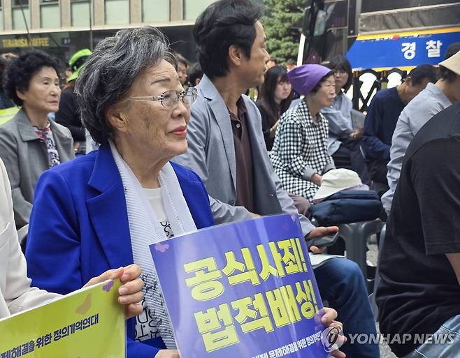수요시위 참석한 이용수 할머니 (서울=연합뉴스) 최원정 기자 = 이용수 할머니가 1일 서울 종로구 옛 일본대사관 인근에서 열린 '1천720차 일본군 성노예제 문제 해결을 위한 수요시위'에서 손팻말을 들고 있다. 2025.10.1 away777@yna.co.kr