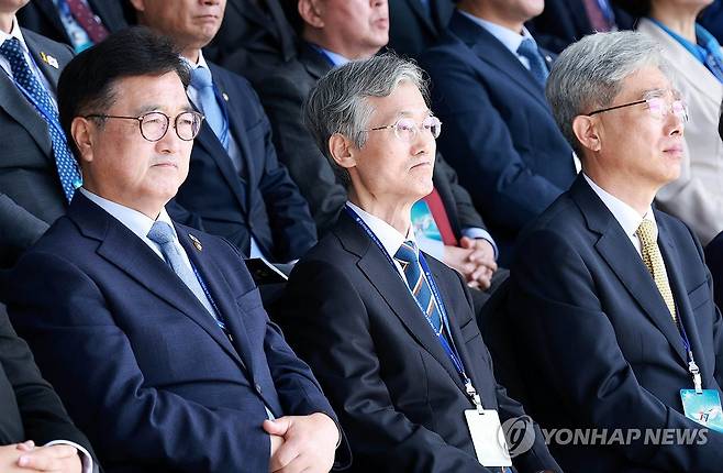 국군의날 참석한 우원식-조희대-김상환 (계룡=연합뉴스) 김도훈 기자 = 우원식 국회의장(왼쪽부터), 조희대 대법원장, 김상환 헌법재판소장이 1일 충남 계룡대 대연병장에서 열린 건군 77주년 국군의 날 기념행사에 참석해 있다. 2025.10.1 superdoo82@yna.co.kr