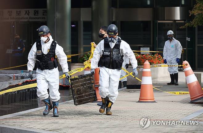 국정자원 배터리 옮기는 감식반 (대전=연합뉴스) 이주형 기자 = 30일 오전 대전 유성구 국가정보자원관리원(국정자원) 화재 현장에서 감식 관계자들이 불이 붙었던 무정전·전원 장치(UPS)용 리튬이온배터리의 안정화 작업을 마치고 옮기고 있다. 
    앞서 지난 26일 정부 전산시스템이 있는 국정자원에서 리튬이온배터리 화재가 발생해 정부 전산 서비스가 대규모로 마비된 바 있다. 2025.9.30 coolee@yna.co.kr
