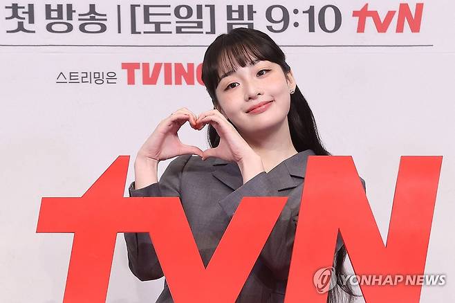 하트 만든 김민하 (서울=연합뉴스) 강민지 기자 = 배우 김민하가 1일 서울 구로구 더링크호텔에서 열린 tvN 드라마 '태풍상사' 제작발표회에서 포즈를 취하고 있다. 2025.10.1 mjkang@yna.co.kr