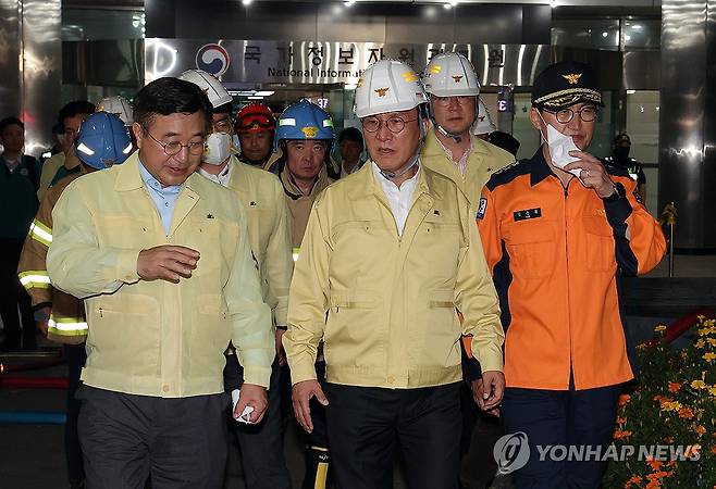 국가정보자원관리원 화재현장 살펴보는 김민석 총리 (대전=연합뉴스) 배재만 기자 = 김민석 국무총리가 27일 밤 대전 유성구 국가정보자원관리원을 찾아 윤호중 행정안전부 장관과 함께 화재 현장을 살펴보고 있다. 2025.9.27 scoop@yna.co.kr