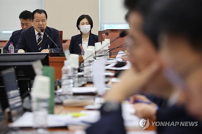 질의에 답하는 위철환 후보자 (서울=연합뉴스) 박동주 기자 = 위철환 중앙선거관리위원 후보자가 1일 서울 여의도 국회 행정안전위원회 전체회의에서 열린 인사청문회에서 의원 질의에 답하고 있다. 2025.10.1 pdj6635@yna.co.kr