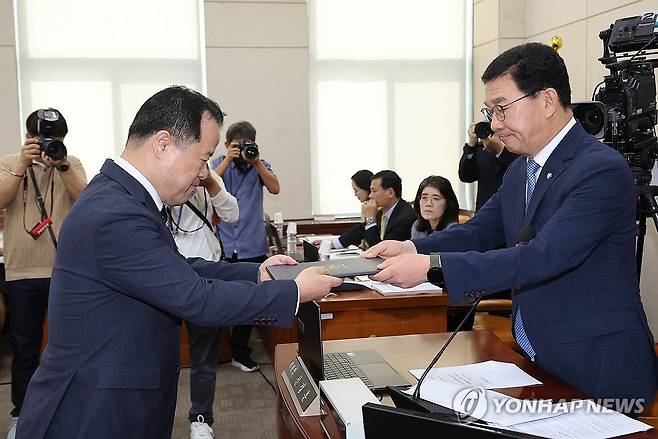 선서문 제출하는 위철환 중앙선거관리위원 후보자 (서울=연합뉴스) 박동주 기자 = 위철환 중앙선거관리위원 후보자가 1일 서울 여의도 국회 행정안전위원회 전체회의에서 열린 인사청문회에서 선서문을 제출하고 있다. 2025.10.1 pdj6635@yna.co.kr