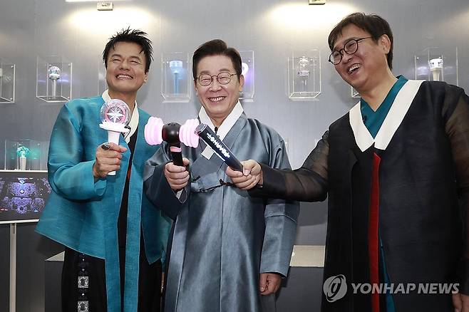 응원봉 든 이재명 대통령 (고양=연합뉴스) 김도훈 기자 = 이재명 대통령(가운데)이 1일 경기 고양시 킨텍스에서 열린 대중문화교류위원회 출범식에서 박진영(왼쪽)·최휘영 대중문화교류위원회 공동위원장과 K컬처 체험존에서 응원봉을 들고 기념촬영을 하고 있다. 2025.10.1 [대통령실통신사진기자단] superdoo82@yna.co.kr