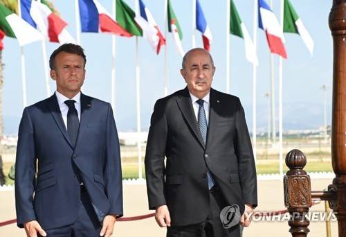 2022년 8월 알제리 방문한 마크롱 대통령 [EPA 연합뉴스 자료사진. 재판매 및 DB 금지]