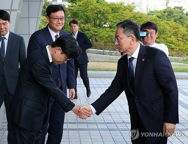 부산지검장과 인사하는 법무부 장관 (부산=연합뉴스) 손형주 기자 = 정성호 법무부 장관이 1일 오후 부산 연제구 부산 검찰청사를 찾아 김창진 부산지검장과 인사하고 있다. 2025.10.1 handbrother@yna.co.kr