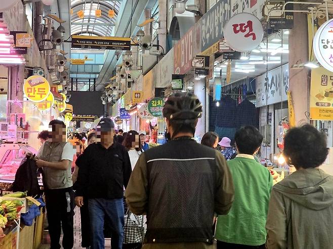 2일 오전 11시 30분께 찾은 인천시 미추홀구 신기시장은 사람들로 북적였다.