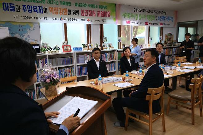 송미령 장관이 최현숙 시설장으로부터 삼신늘푸른동산의 현황 설명을 듣고 있다. 사진=농림부 제공.